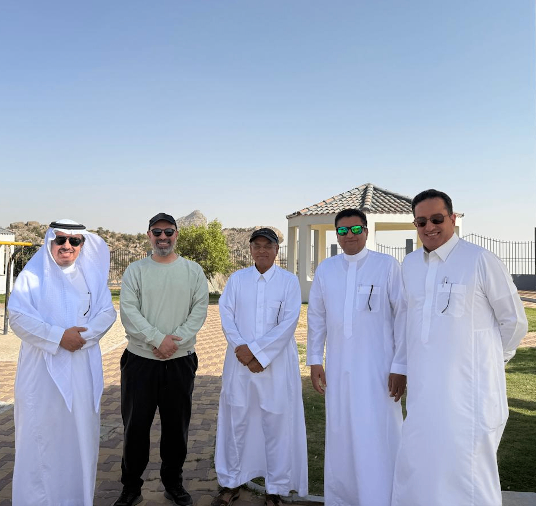 اجتماع رئيس جمعية التميز السياحي د. أحمد الخازم مع أعضاء الجمعية في موقع المشروع بمطل أم غيث لمناقشة التصاميم على الطبيعة
