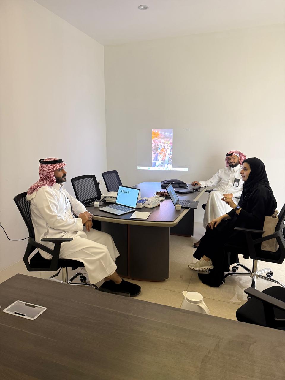 اجتماع ممثلي وزارة السياحة الأستاذ طلال الغامدي والأستاذة مشاعل المقبل مع الرئيس التنفيذي للجمعية الأستاذ علي الخليف لمناقشة سبل الدعم والتمكين واستعراض أعمال الجمعية